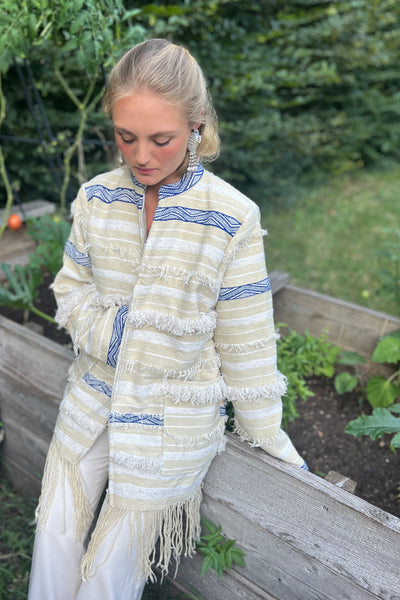 Model trägt die Boho Jacke Aglaie mit Perlenohrringen, Frontansicht mit Fransensaum
