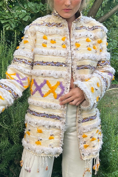 Handgefertigte Boho-Jacke „Theres" aus marokkanischem Stoff mit Fransen & funkelnden Details. Einzigartiges Unikat aus Wien – jetzt entdecken!