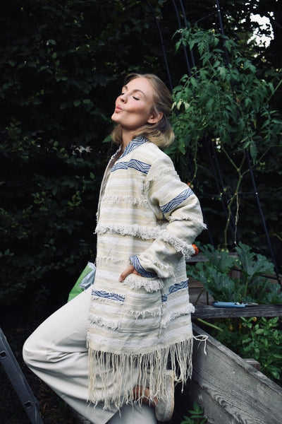 Boho Jacke Damen knielang  handgemachte Fransenjacke aus marokkanischem Stoff, Seitenansicht