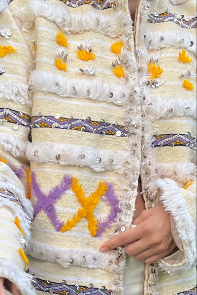 Musterdetail der Boho Jacke gelb-lila Stickerei und Fransenstreifen