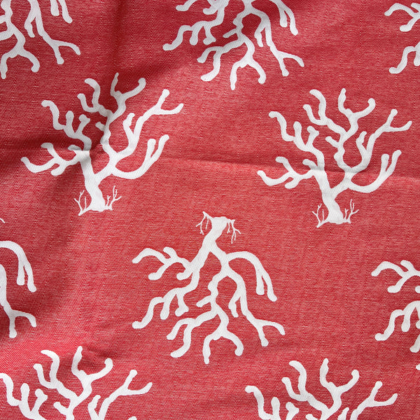 roter Hintergrund mit weißen Korallen, Stoff